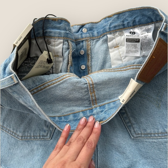 Levi’s | 501 High Rise Distressed Denim Shorts | Size 28 NWT - Picture 7 of 8